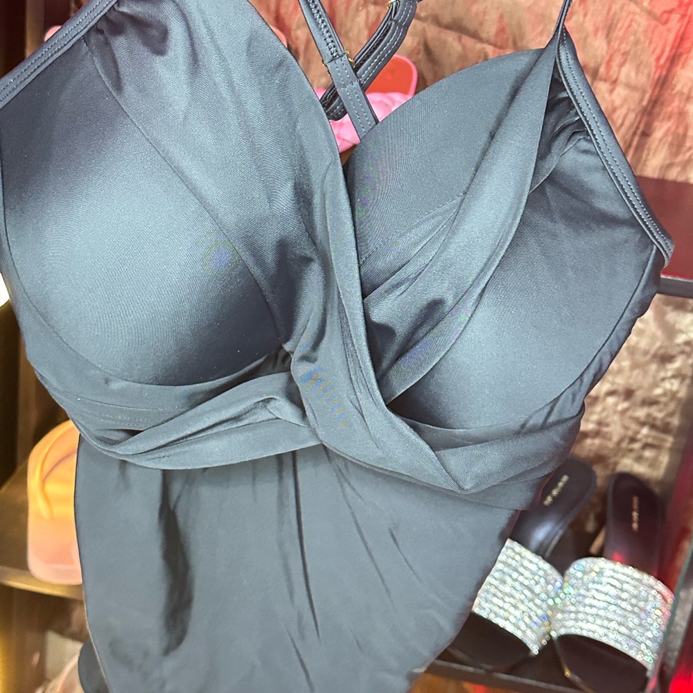 Swimsuit Tops Black Twist Front (14&16)